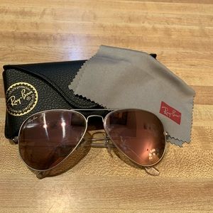 Pink aviators (Ray-Bans)